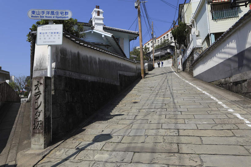 无人,家,横图,室外,白天,正面,旅游,度假,道路,路,指示牌,长崎,日本,亚洲,许多,阴影,光线,日文,标志,电缆,电线,瓦片,文字,影子,房屋,墙,屋檐,屋子,小路,交通,娱乐,标识,楼房,檐,墙壁,墙面,住宅,排列,蓝色,蓝天,天空,阳光,天,享受,休闲,放松,队列,东亚,日本国,长崎县,九州本岛,九州,九州岛,九州地方,东山手洋风住宅群,彩图,房子