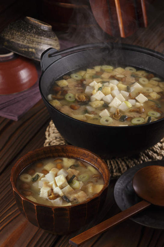 豆腐,无人,餐厅,竖图,俯视,室内,特写,白天,烹饪,餐桌,桌子,餐具,勺子,汤,日本料理,味增汤,料理,食品,切块,锅,菜肴,美食,食物,垫子,调羹,汤匙,碗,日式料理,日式,佳肴,餐台,进餐用具,烹调用具,彩图,高角度拍摄,餐馆,饭店,饭馆