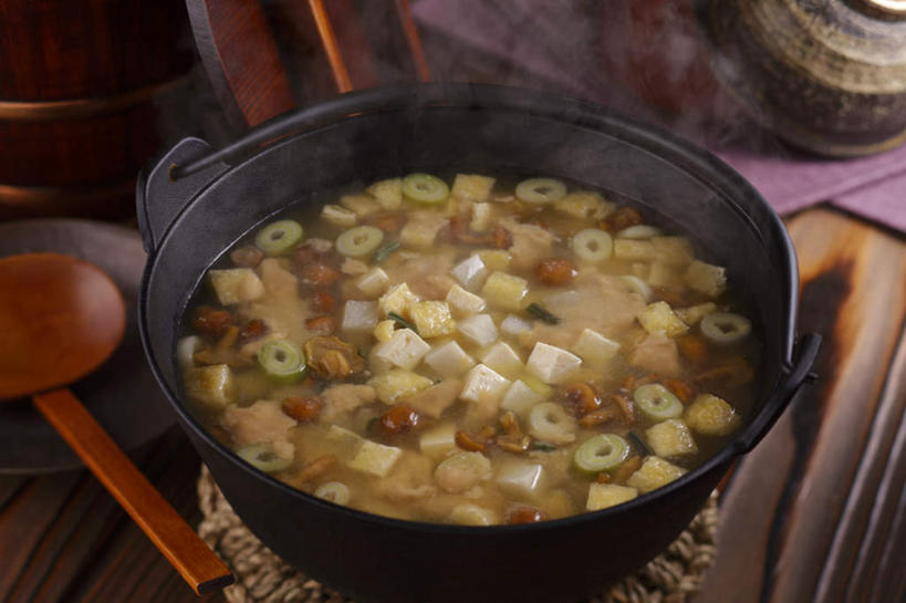 豆腐,无人,餐厅,横图,俯视,室内,特写,白天,烹饪,餐桌,桌子,餐具,勺子,汤,日本料理,味增汤,料理,食品,切块,锅,菜肴,美食,食物,垫子,调羹,汤匙,碗,日式料理,日式,佳肴,餐台,进餐用具,烹调用具,彩图,高角度拍摄,餐馆,饭店,饭馆