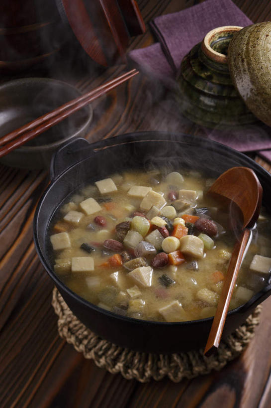 豆腐,无人,餐厅,竖图,俯视,室内,特写,白天,烹饪,餐桌,桌子,餐具,勺子,汤,日本料理,味增汤,料理,食品,切块,锅,菜肴,美食,食物,垫子,调羹,汤匙,碗,日式料理,日式,佳肴,餐台,进餐用具,烹调用具,彩图,高角度拍摄,餐馆,饭店,饭馆