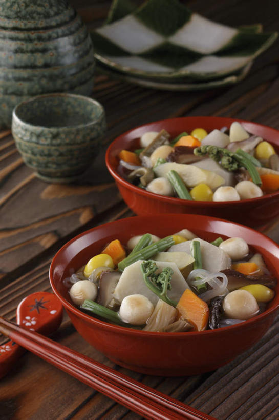 清酒,无人,餐厅,竖图,俯视,室内,特写,白天,烹饪,餐桌,筷子,桌子,萝卜,胡萝卜,蔬菜,杯子,切开,新鲜,勺子,日本料理,料理,食品,丸子,半个,蕨菜,文化,传统,火锅,菜肴,美食,鱼丸,酒,食物,绿色,酒杯,调羹,汤匙,碗,日式料理,切,一半,日式,佳肴,有机食品,绿色食品,餐台,清酒杯,礼节,礼仪,剖面,切面,红萝卜,甘荀,彩图,高角度拍摄,餐馆,饭店,饭馆