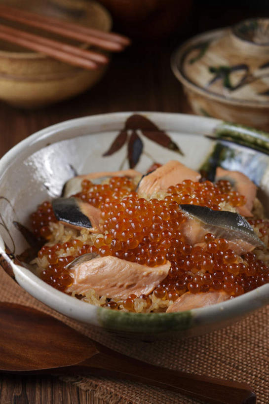 米饭,无人,餐厅,竖图,俯视,室内,特写,白天,烹饪,餐桌,筷子,桌子,餐具,许多,肉,鱼卵,鱼肉,日本料理,料理,食品,饭,鱼籽,文化,传统,菜肴,美食,肉类,食物,红色,陶制品,垫子,碗,日式料理,日式,佳肴,餐台,礼节,礼仪,肉食,进餐用具,烹调用具,彩图,高角度拍摄,餐馆,饭店,饭馆