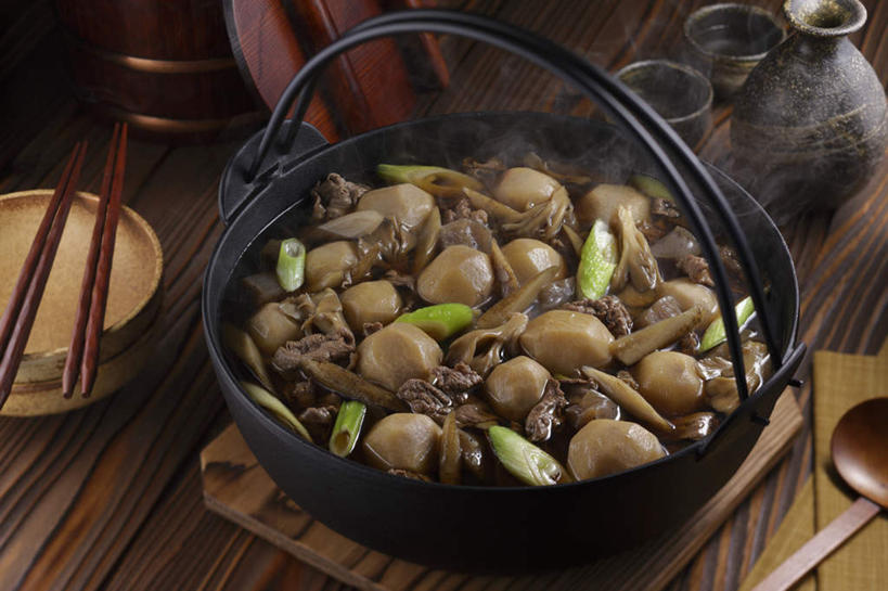 清酒,无人,横图,俯视,室内,特写,白天,烹饪,筷子,蔬菜,杯子,餐具,切开,新鲜,勺子,葱,菌菇,蘑菇,青葱,芋头,肉,汤,日本料理,牛肉,料理,食品,丸子,半个,菌类,汤锅,文化,传统,锅,火锅,菜肴,美食,肉类,酒,食物,酒杯,垫子,调羹,汤匙,日式料理,切,一半,日式,食用菌,佳肴,有机食品,绿色食品,清酒杯,礼节,礼仪,剖面,肉食,切面,日式火锅,青芋,进餐用具,烹调用具,芋艿,彩图,高角度拍摄