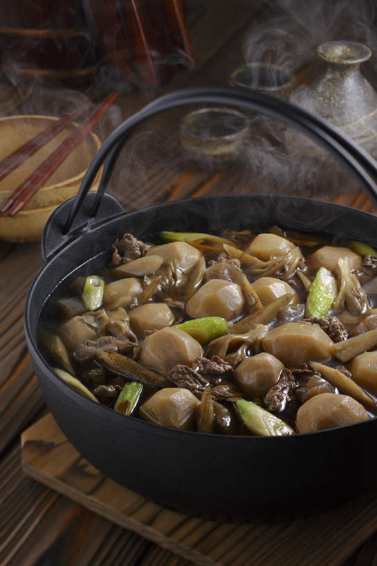 清酒,无人,竖图,俯视,室内,特写,白天,烹饪,筷子,蔬菜,杯子,餐具,切开,新鲜,勺子,葱,菌菇,蘑菇,青葱,芋头,肉,汤,日本料理,牛肉,料理,食品,丸子,半个,菌类,汤锅,文化,传统,锅,火锅,菜肴,美食,肉类,酒,食物,酒杯,垫子,调羹,汤匙,日式料理,切,一半,日式,食用菌,佳肴,有机食品,绿色食品,清酒杯,礼节,礼仪,剖面,肉食,切面,日式火锅,青芋,进餐用具,烹调用具,芋艿,彩图,高角度拍摄