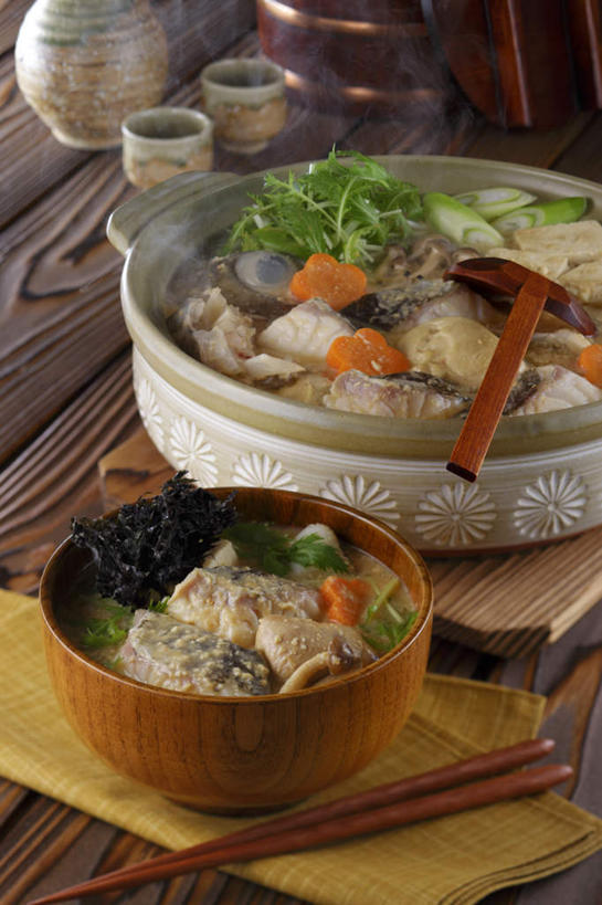 豆腐,清酒,无人,竖图,俯视,室内,特写,白天,烹饪,筷子,萝卜,胡萝卜,杯子,炖锅,勺子,香菜,肉,鱼肉,日本料理,料理,食品,汤锅,文化,传统,锅,菜肴,美食,肉类,酒,食物,酒杯,垫子,调羹,汤匙,碗,日式料理,日式,佳肴,清酒杯,礼节,礼仪,肉食,胡菜,香荽,原荽,园荽,芫荽,红萝卜,甘荀,彩图,高角度拍摄