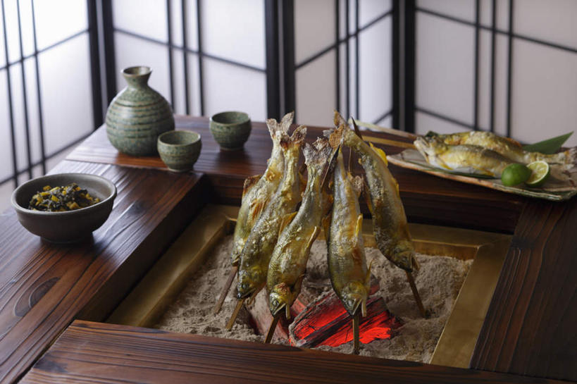 清酒,无人,餐厅,横图,俯视,室内,特写,白天,烹饪,烘焙,餐桌,屏风,桌子,柠檬,杯子,餐具,水果,许多,切开,鱼,碟子,烤炉,盘,炭火,青柠檬,日本料理,料理,食品,菜肴,美食,竹签,酒,食物,盘子,酒杯,碟,日式料理,切,日式,佳肴,餐台,清酒杯,剖面,切面,炭炉,益母果,柠果,彩图,高角度拍摄,餐馆,饭店,饭馆