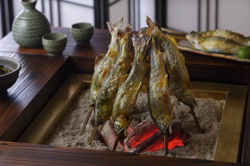 清酒,无人,餐厅,横图,俯视,室内,特写,白天,烹饪,烘焙,餐桌,屏风,桌子,柠檬,杯子,餐具,水果,许多,切开,鱼,碟子,烤炉,盘,炭火,青柠檬,日本料理,料理,食品,菜肴,美食,竹签,酒,食物,盘子,酒杯,碟,日式料理,切,日式,佳肴,餐台,清酒杯,剖面,切面,炭炉,益母果,柠果,彩图,高角度拍摄,餐馆,饭店,饭馆