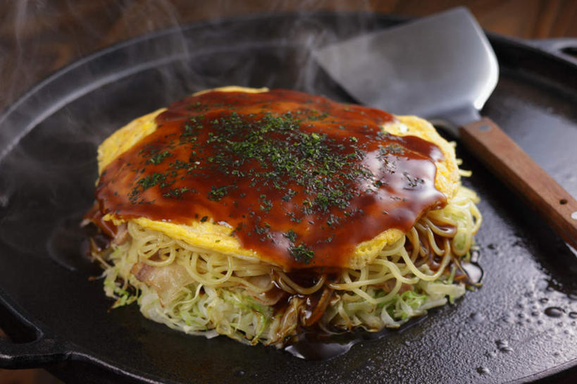 面食,面条,无人,餐厅,横图,俯视,室内,特写,白天,烹饪,餐桌,桌子,蔬菜,切碎,新鲜,葱,青葱,生菜,蛋,鸡蛋,酱料,酱汁,面,日本料理,料理,食品,调味品,调味料,锅铲,铁板,菜肴,美食,食物,日式料理,日式,佳肴,有机食品,绿色食品,餐台,草鸡蛋,彩图,高角度拍摄,餐馆,饭店,饭馆