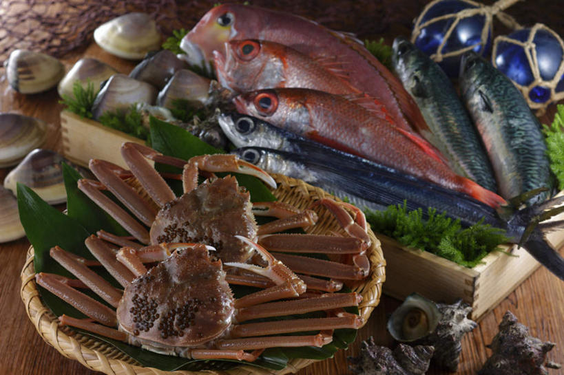 海鲜,蟹,无人,餐厅,横图,俯视,室内,特写,白天,烹饪,餐桌,桌子,贝壳,叶子,皇后蟹,螃蟹,鱼,日本料理,料理,食品,绿叶,水产,菜肴,美食,食物,日式料理,日式,嫩叶,浮标,佳肴,渔网,餐台,渔具,海鲷,皮匠蟹,雪蟹,抓捕,海产品,捕捞,鱼网,螺蛳,田螺,鳕鱼,拉网,捕捞工具,箬叶,芦苇叶,叶,叶片,贝类外壳,海螺壳,软体动物外壳,彩图,高角度拍摄,餐馆,饭店,饭馆