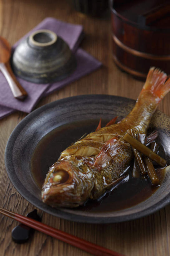 海鲜,无人,餐厅,竖图,俯视,室内,特写,白天,烹饪,餐桌,筷子,桌子,餐具,碟子,盘,酱料,酱汁,日本料理,料理,食品,调味品,鲷鱼,调味料,文化,传统,水产,菜肴,美食,食物,盘子,碟,碗,日式料理,日式,佳肴,餐台,礼节,鲷,海鲷,加吉鱼,铜盆鱼,海产品,礼仪,班加吉,加真鲷,进餐用具,烹调用具,彩图,高角度拍摄,餐馆,饭店,饭馆