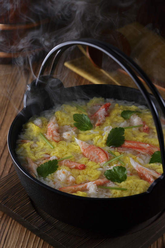 蟹,无人,餐厅,竖图,俯视,室内,特写,白天,烹饪,雾,餐桌,桌子,蔬菜,餐具,新鲜,蒸汽,螃蟹,勺子,香菜,蛋,鸡蛋,汤,日本料理,料理,食品,蟹肉,汤锅,锅,菜肴,美食,食物,餐巾,调羹,汤匙,碗,日式料理,日式,佳肴,有机食品,绿色食品,餐台,胡菜,香荽,原荽,园荽,芫荽,进餐用具,烹调用具,彩图,高角度拍摄,餐馆,饭店,饭馆