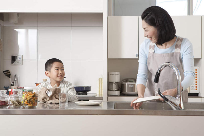 东方人,儿童,两个人,家庭,母亲,儿子,站,横图,室内,白天,正面,纯洁,厨房,柜子,餐具,亚洲,握,碟子,盘,水龙头,围裙,水池,陶瓷制品,拿,拿着,注视,黄种人,锅,小孩,盘子,橱柜,碟,毛巾,碗,观察,看,站着,温暖,温馨,母子,一家人,可爱,母爱,童年,童趣,擦拭,握着,观看,和睦,察看,关注,童真,烂漫,无邪,液化气,天真,男孩,男人,男性,年轻女性,女人,女性,亚洲人,孩子,站立,半身,彩图,灶间,融洽,男生,料理台