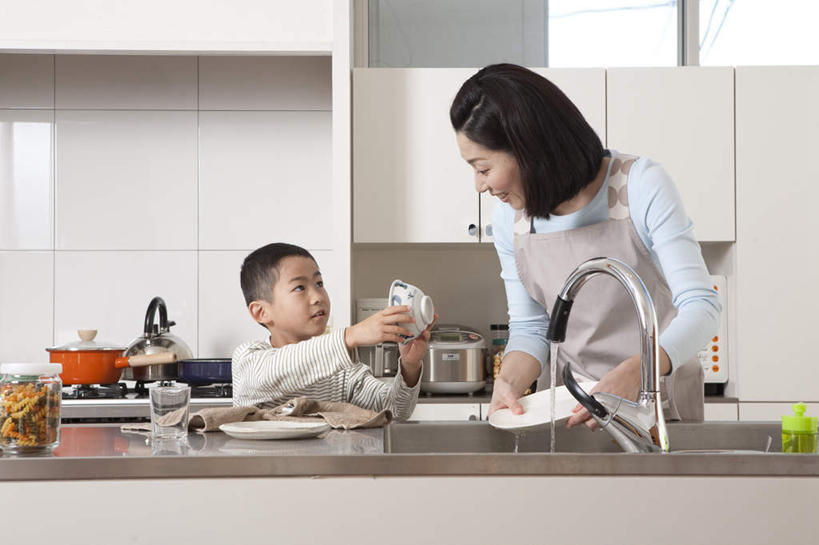 东方人,儿童,两个人,家庭,母亲,儿子,站,横图,室内,白天,正面,纯洁,厨房,柜子,餐具,亚洲,握,碟子,盘,水龙头,围裙,水池,陶瓷制品,拿,拿着,注视,黄种人,锅,小孩,盘子,橱柜,碟,毛巾,碗,观察,看,站着,温暖,温馨,母子,一家人,可爱,母爱,童年,童趣,擦拭,握着,观看,和睦,察看,关注,童真,烂漫,无邪,液化气,天真,男孩,男人,男性,年轻女性,女人,女性,亚洲人,孩子,站立,半身,彩图,灶间,融洽,男生,料理台