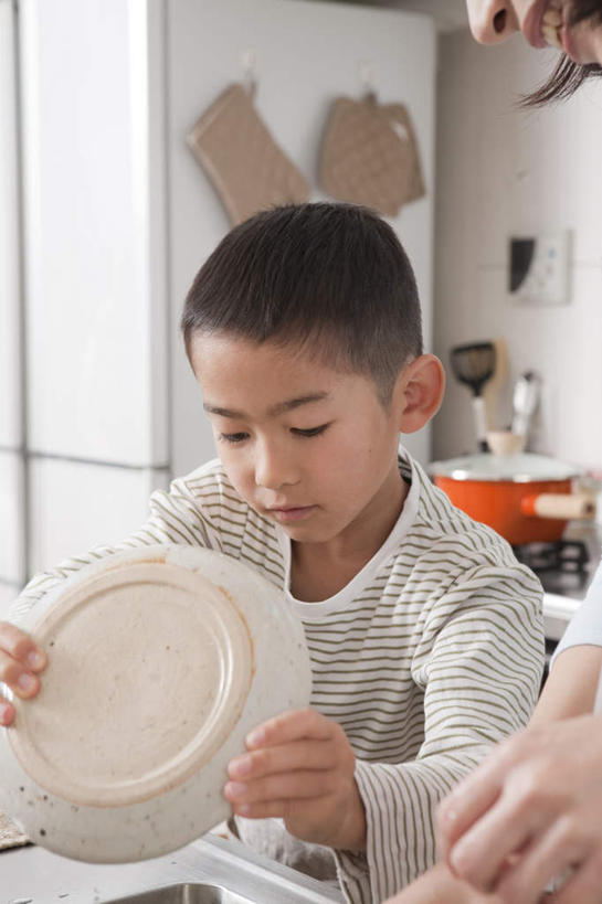 东方人,儿童,两个人,家庭,母亲,儿子,站,竖图,室内,白天,正面,纯洁,厨房,柜子,餐具,亚洲,握,悬挂,碟子,盘,水龙头,围裙,水池,拿,隔热手套,微波炉手套,拿着,注视,黄种人,锅,小孩,盘子,橱柜,碟,毛巾,观察,看,站着,温暖,温馨,母子,一家人,可爱,母爱,童年,童趣,擦拭,握着,观看,和睦,察看,关注,童真,烂漫,无邪,液化气,天真,男孩,男人,男性,年轻女性,女人,女性,亚洲人,孩子,站立,半身,彩图,灶间,融洽,男生,料理台