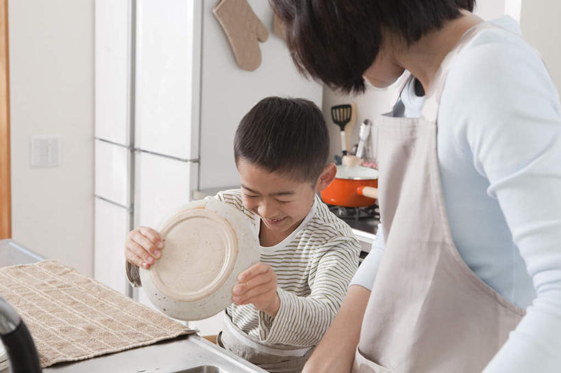 东方人,儿童,两个人,家庭,母亲,儿子,站,横图,室内,白天,正面,纯洁,厨房,柜子,餐具,亚洲,握,悬挂,碟子,盘,水龙头,围裙,水池,拿,隔热手套,微波炉手套,拿着,注视,黄种人,锅,小孩,盘子,橱柜,碟,毛巾,观察,看,站着,温暖,温馨,母子,一家人,可爱,母爱,童年,童趣,擦拭,握着,观看,和睦,察看,关注,童真,烂漫,无邪,液化气,天真,男孩,男人,男性,年轻女性,女人,女性,亚洲人,孩子,站立,半身,彩图,灶间,融洽,男生,料理台