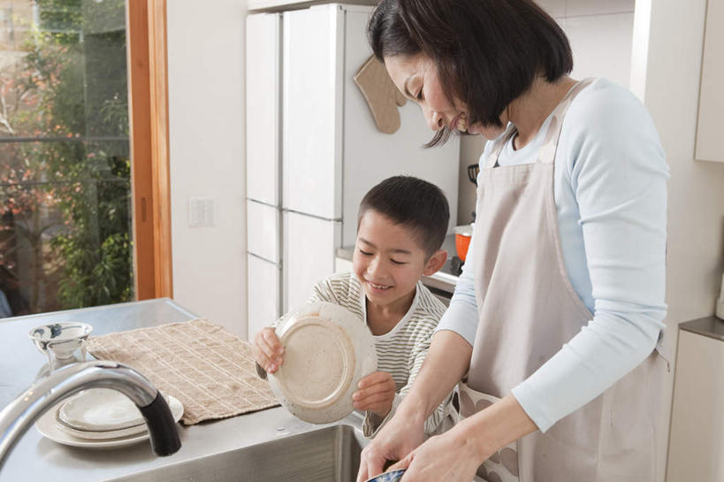 东方人,儿童,两个人,家庭,母亲,儿子,站,横图,室内,白天,正面,纯洁,厨房,柜子,餐具,亚洲,握,悬挂,碟子,盘,水龙头,围裙,水池,拿,隔热手套,微波炉手套,拿着,注视,黄种人,锅,小孩,盘子,橱柜,碟,毛巾,观察,看,站着,温暖,温馨,母子,一家人,可爱,母爱,童年,童趣,擦拭,握着,观看,和睦,察看,关注,童真,烂漫,无邪,液化气,天真,男孩,男人,男性,年轻女性,女人,女性,亚洲人,孩子,站立,半身,彩图,灶间,融洽,男生,料理台