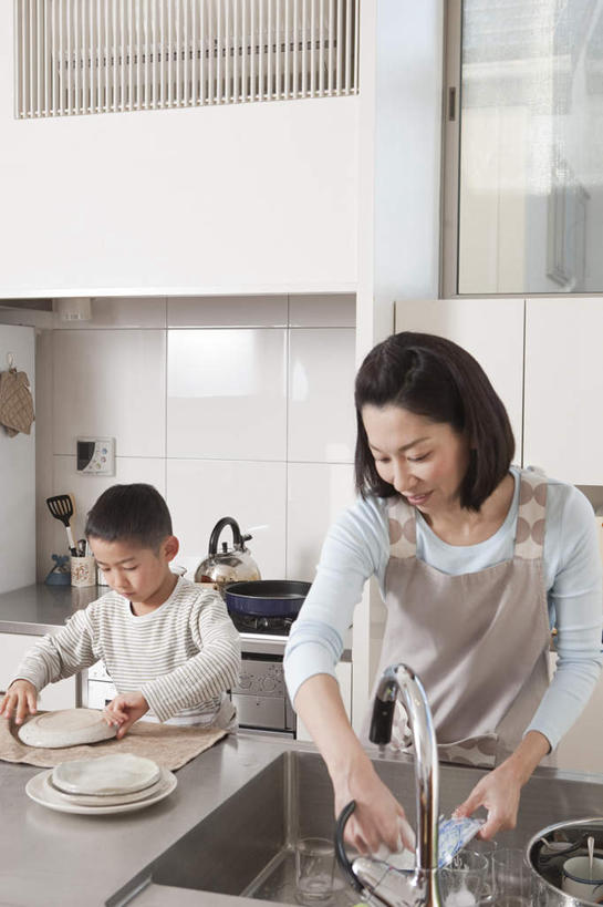 东方人,儿童,两个人,家庭,母亲,儿子,站,竖图,室内,白天,正面,纯洁,厨房,柜子,餐具,亚洲,握,碟子,盘,水龙头,围裙,水池,拿,拿着,注视,黄种人,锅,小孩,盘子,橱柜,碟,毛巾,观察,看,站着,温暖,温馨,母子,一家人,可爱,母爱,童年,童趣,擦拭,握着,观看,和睦,察看,关注,童真,烂漫,无邪,液化气,天真,男孩,男人,男性,年轻女性,女人,女性,亚洲人,孩子,站立,半身,彩图,灶间,融洽,男生,料理台