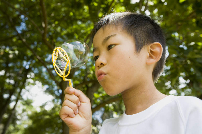 东方人,儿童,一个人,站,横图,室外,白天,仰视,纯洁,植物,亚洲,仅一个男性,仅一个人,握,拿,拿着,注视,休闲装,黄种人,吹泡泡,树,树木,小孩,蓝色,绿色,蓝天,天空,自然,泡泡,天,观察,看,站着,仅一个小孩,休闲,休闲服,可爱,童年,童趣,握着,生长,成长,观看,察看,关注,泡泡机,童真,烂漫,无邪,天真,男孩,男人,男性,亚洲人,孩子,站立,半身,彩图,低角度拍摄,男生