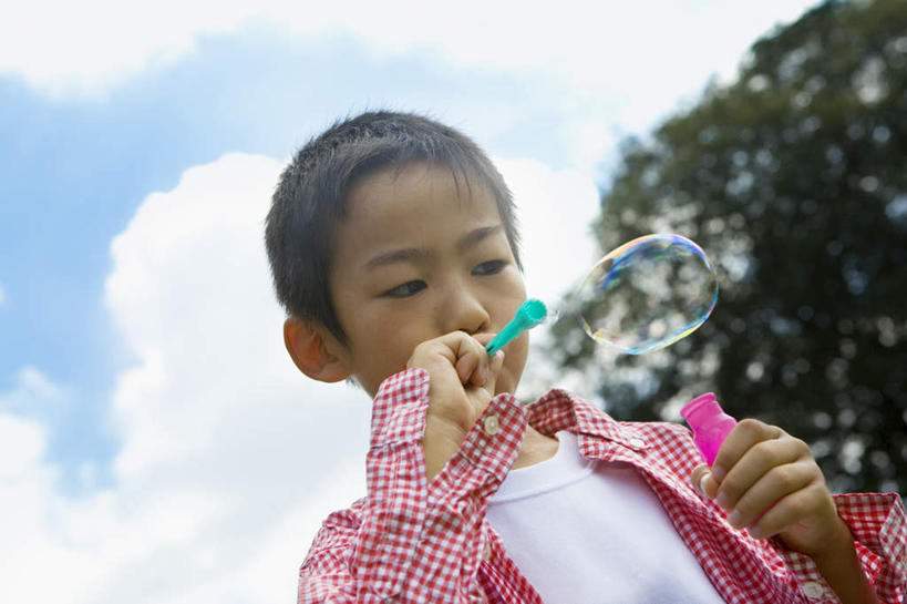 东方人,儿童,一个人,站,横图,室外,白天,仰视,纯洁,植物,亚洲,仅一个男性,仅一个人,握,拿,拿着,注视,休闲装,黄种人,吹泡泡,树,树木,小孩,蓝色,绿色,蓝天,天空,自然,泡泡,天,观察,看,站着,仅一个小孩,休闲,休闲服,可爱,童年,童趣,握着,生长,成长,观看,察看,关注,泡泡机,童真,烂漫,无邪,天真,男孩,男人,男性,亚洲人,孩子,站立,半身,彩图,低角度拍摄,男生