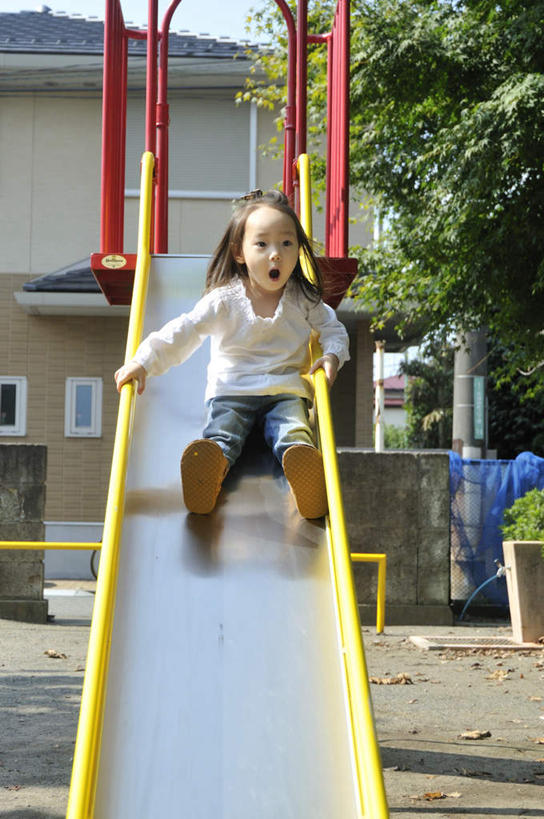 东方人,儿童,一个人,坐,笑,微笑,露齿笑,竖图,室外,白天,正面,游戏,纯洁,植物,亚洲,仅一个女性,仅一个人,玩,注视,休闲装,黄种人,娱乐,树,树木,小孩,蓝色,绿色,蓝天,天空,自然,天,扶,观察,看,仅一个小孩,休闲,休闲服,滑滑梯,可爱,童年,童趣,生长,成长,观看,察看,关注,童真,烂漫,无邪,天真,女孩,女人,女性,亚洲人,孩子,玩耍,嬉戏,坐着,彩图,全身,女生