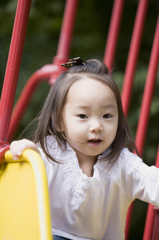 东方人,儿童,一个人,家庭,栏杆,坐,竖图,室外,白天,正面,纯洁,亚洲,仅一个女性,仅一个人,围栏,注视,黄种人,护栏,小孩,红色,扶,观察,看,仅一个小孩,温暖,温馨,一家人,滑滑梯,可爱,童年,童趣,观看,和睦,察看,关注,童真,烂漫,无邪,天真,女孩,女人,女性,亚洲人,孩子,坐着,半身,彩图,融洽,女生