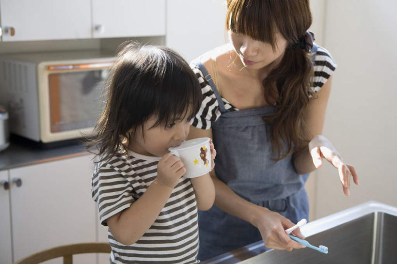 东方人,儿童,两个人,家庭,母亲,儿子,站,横图,室内,白天,正面,纯洁,厨房,柜子,杯子,亚洲,握,电器,水龙头,牙刷,水池,拿,拿着,休闲装,黄种人,小孩,水杯,橱柜,站着,张嘴,休闲,温暖,温馨,母子,一家人,休闲服,可爱,母爱,童年,童趣,握着,漱口杯,微波炉,和睦,张大嘴巴,童真,烂漫,无邪,天真,男孩,男人,男性,年轻女性,女人,女性,亚洲人,孩子,张开嘴,站立,半身,彩图,灶间,融洽,男生