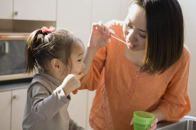 东方人,儿童,两个人,家庭,母亲,女儿,站,坐,横图,室内,白天,正面,纯洁,厨房,柜子,杯子,椅子,亚洲,牙刷,木椅,水池,黄种人,刷牙,小孩,水杯,橱柜,站着,温暖,温馨,母女,一家人,可爱,母爱,童年,童趣,漱口杯,和睦,童真,烂漫,无邪,天真,年轻女性,女孩,女人,女性,亚洲人,孩子,站立,坐着,半身,彩图,灶间,融洽,女生