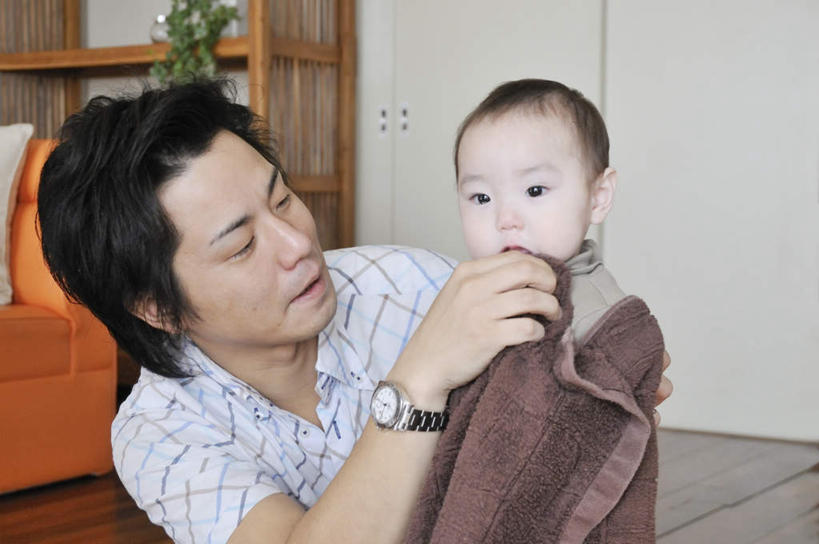 东方人,婴儿,儿童,两个人,家庭,父亲,儿子,客厅,横图,室内,白天,正面,纯洁,亚洲,黄种人,小孩,温暖,温馨,父子,一家人,父爱,可爱,活泼,和睦,起居室,宝宝,纯真,烂漫,无邪,伶俐,天真,男人,男性,年轻男性,亚洲人,孩子,半身,彩图,融洽