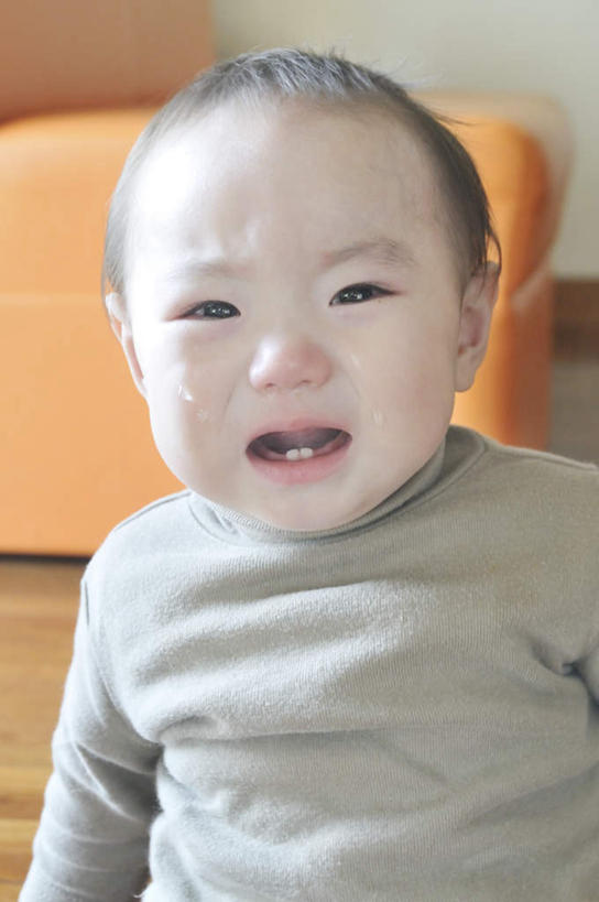 东方人,婴儿,儿童,一个人,客厅,坐,哭,竖图,室内,白天,正面,纯洁,地板,沙发,亚洲,仅一个人,地面,休闲装,黄种人,木地板,小孩,张嘴,休闲,休闲服,可爱,活泼,起居室,宝宝,张大嘴巴,布艺沙发,纯真,烂漫,无邪,伶俐,天真,亚洲人,孩子,张开嘴,坐着,半身,彩图,哭泣,哭啼