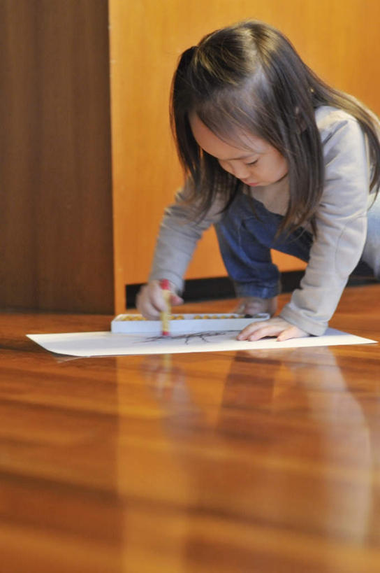 东方人,儿童,一个人,客厅,蹲,竖图,室内,白天,正面,纯洁,地板,亚洲,仅一个女性,仅一个人,握,墙,地面,拿,拿着,黄种人,木地板,墙壁,墙面,小孩,白纸,画笔,仅一个小孩,赤脚,彩笔,可爱,童年,童趣,握着,起居室,童真,烂漫,无邪,天真,女孩,女人,女性,亚洲人,孩子,蹲着,画画,半身,彩图,女生