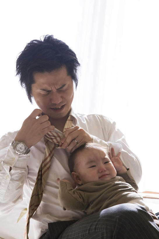 东方人,婴儿,儿童,两个人,家庭,父亲,儿子,坐,抱,竖图,室内,白天,正面,衬衫,纯洁,窗户,亚洲,阴影,光线,影子,领带,黄种人,玻璃窗,小孩,阳光,温暖,温馨,父子,一家人,父爱,可爱,苦恼,活泼,抱着,烦恼,和睦,搂着,宝宝,纯真,烂漫,无邪,伶俐,天真,男人,男性,年轻男性,亚洲人,孩子,搂,搂抱,坐着,半身,彩图,衬衣,融洽