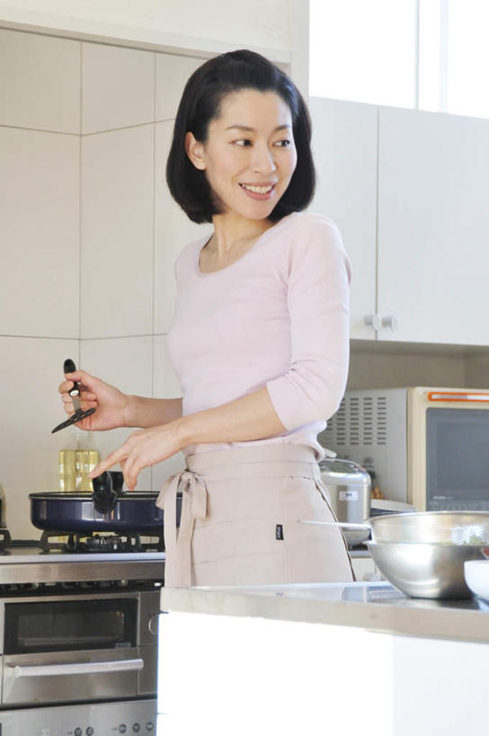 东方人,一个人,站,笑,微笑,露齿笑,竖图,室内,白天,正面,厨房,柜子,亚洲,仅一个年轻女性,仅一个女性,仅一个人,握,平底锅,墙,拿,锅铲,拿着,黄种人,锅,墙壁,墙面,容器,橱柜,站着,握着,液化气,年轻女性,女人,女性,亚洲人,站立,半身,彩图,灶间,料理台