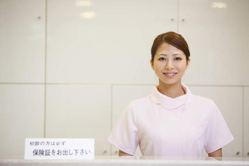 东方人,一个人,前台,医院,站,笑,微笑,露齿笑,横图,室内,白天,正面,制服,指示牌,亚洲,仅一个年轻女性,仅一个女性,仅一个人,日文,标志,文字,墙,灯光,黄种人,标识,顶灯,墙壁,墙面,灯,灯具,站着,护士服,照明设备,医疗机构,年轻女性,女人,女性,亚洲人,站立,半身,彩图,病院,诊所