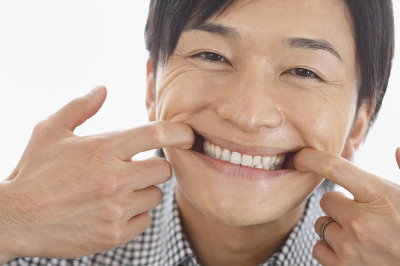 东方人,脸,头,脸颊,手,一个人,拉,横图,室内,特写,白天,正面,衬衫,游戏,亚洲,仅一个男性,仅一个人,拉扯,玩,黄种人,娱乐,仅一个年轻男性,休闲,鬼脸,手部,龇牙,男人,男性,年轻男性,亚洲人,头部,脸部,脸蛋,面部,玩耍,嬉戏,半身,彩图,衬衣