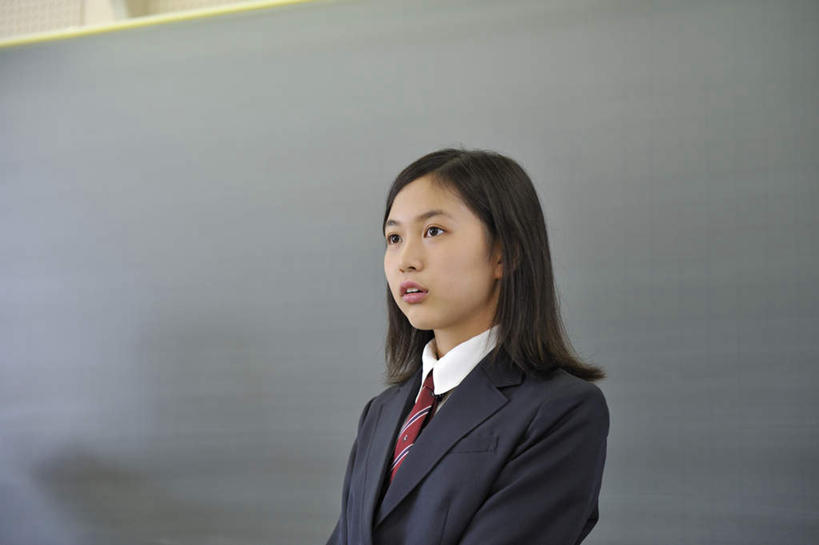 东方人,儿童,一个人,学生,学校,站,横图,室内,白天,正面,制服,纯洁,亚洲,仅一个女性,仅一个人,领带,黄种人,校园,小孩,黑板,站着,仅一个小孩,教室,校服,可爱,童年,童趣,童真,烂漫,无邪,天真,女孩,女人,女性,亚洲人,孩子,站立,半身,彩图,女生