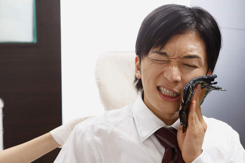 东方人,两个人,医生,病人,牙科医生,医院,坐,摸,横图,室内,白天,正面,衬衫,门,亚洲,戴,抚摸,握,墙,领带,拿,拿着,黄种人,墙壁,墙面,手套,毛巾,门框,医护人员,医疗人员,疼痛,握着,龇牙,橡胶手套,医疗机构,医用手套,男人,男性,年轻男性,年轻女性,女人,女性,亚洲人,大夫,患者,就医者,牙医,触摸,接触,坐着,半身,彩图,衬衣,病院,诊所