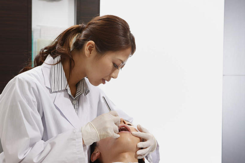 东方人,两个人,医生,病人,牙科医生,躺,横图,室内,白天,正面,亚洲,检查,工具,拿,拿着,黄种人,张嘴,医护人员,医疗人员,白大褂,张大嘴巴,塑胶手套,实验服,医用手套,年轻女性,女人,女性,亚洲人,长发,大夫,患者,就医者,牙医,张开嘴,躺着,半身,彩图