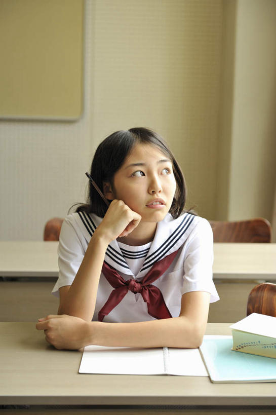东方人,头发,一个人,学生,坐,竖图,室内,白天,正面,制服,桌子,书籍,椅子,亚洲,仅一个年轻女性,仅一个女性,仅一个人,撑,笔,木椅,拿,拿着,托腮,黄种人,书桌,黑色,课桌,黑板,书本,托,教室,思考,发呆,校服,斜视,托下巴,字典,年轻女性,女人,女性,亚洲人,长发,书,图书,坐着,半身,彩图