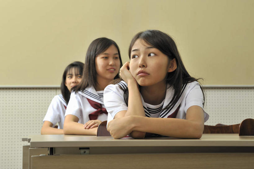 东方人,嘴,头发,三个人,学生,学校,坐,笑,微笑,露齿笑,横图,室内,白天,正面,桌子,椅子,亚洲,一排,撑,木椅,托腮,黄种人,书桌,侧身,校园,黑色,课桌,黑板,嘟嘴,靠,靠着,托,教室,思考,发呆,身体,撅嘴,沉思,斜视,托下巴,年轻女性,女人,女性,亚洲人,长发,嘴巴,嘴唇,坐着,半身,彩图