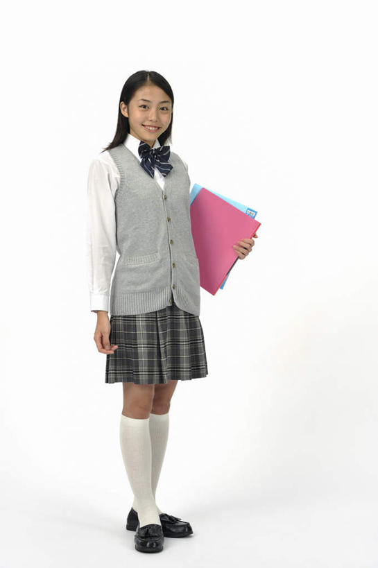 东方人,头发,一个人,学生,站,笑,微笑,露齿笑,竖图,室内,白天,白色背景,正面,毛衣,制服,亚洲,仅一个人,材料,档案,文件,拿,拿着,针织衫,黄种人,黑色,资料,站着,校服,短裙,摄影,影棚,文档,开衫,亚洲人,长发,站立,彩图,全身,影棚拍摄,线衣,拍摄,女生