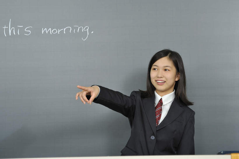 东方人,头发,一个人,学生,学校,站,笑,微笑,露齿笑,横图,室内,白天,正面,制服,亚洲,仅一个人,指,反射,英文,影子,黄种人,方向,长袖,校园,黑色,黑板,手势,站着,教室,校服,指向,女孩,亚洲人,长发,站立,半身,彩图,女生