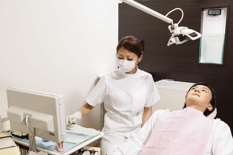 东方人,头发,两个人,医生,病人,牙科医生,躺,横图,室内,白天,正面,亚洲,戴,检查,时间,时钟,黄种人,黑色,口罩,挂钟,记录,看,医护人员,医疗人员,橡胶,表,牙科设备,塑胶手套,男人,男性,年轻男性,年轻女性,女人,女性,亚洲人,长发,大夫,患者,就医者,牙医,钟,抬头,躺着,仰头,半身,彩图,短发