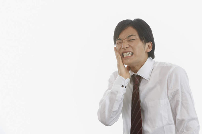 东方人,脸,头,脸颊,头发,一个人,站,摸,横图,室内,白天,正面,衬衫,亚洲,仅一个男性,仅一个人,抚摸,领带,黄种人,仅一个年轻男性,黑色,站着,眯眼,狰狞,牙疼,男人,男性,年轻男性,亚洲人,头部,脸部,脸蛋,面部,触摸,接触,站立,半身,彩图,衬衣,短发