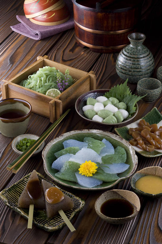 清酒,无人,交叉,竖图,俯视,室内,特写,白天,烹饪,餐桌,筷子,桌子,竹子,餐具,叶子,阴影,竹制,装饰,盛开,编织,反射,碟子,篮子,盘,影子,陶瓷,调料,酱料,酱汁,佐料,日本料理,料理,食品,绿叶,陶瓷制品,酒类,调味品,调味料,花蕾,文化,蒟蒻,传统,酱,菜肴,美食,酒,酒瓶,花,花瓣,花朵,鲜花,食物,饮料,一朵,黄色,盘子,酒杯,瓶子,容器,竹篮,碟,碗,日式料理,花苞,花蕊,日式,嫩叶,佳肴,餐台,储藏,竹条,礼节,华丽,修饰,交织,点缀,竹制品,储存,礼仪,衬托,美观,雅致,雅观,穿插,鬼芋,菎蒻,雷公枪,蒻头,魔芋,叶,叶片,进餐用具,彩图,高角度拍摄,贮存,清酒瓶