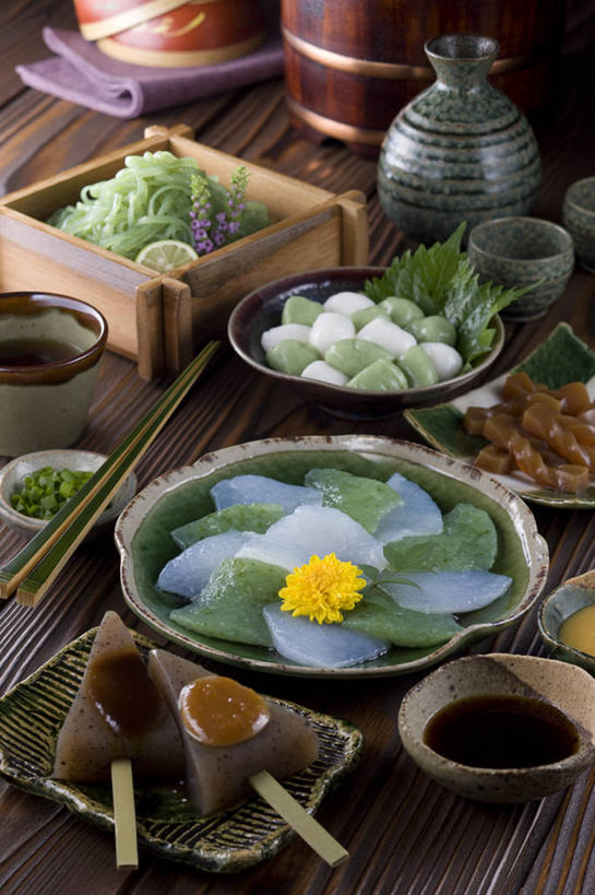 清酒,无人,交叉,竖图,俯视,室内,特写,白天,烹饪,餐桌,筷子,桌子,竹子,餐具,叶子,阴影,竹制,装饰,盛开,编织,反射,碟子,篮子,盘,影子,陶瓷,调料,酱料,酱汁,佐料,日本料理,料理,食品,绿叶,陶瓷制品,酒类,调味品,调味料,花蕾,文化,蒟蒻,传统,酱,菜肴,美食,酒,酒瓶,花,花瓣,花朵,鲜花,食物,饮料,一朵,黄色,盘子,酒杯,瓶子,容器,竹篮,碟,碗,日式料理,花苞,花蕊,日式,嫩叶,佳肴,餐台,储藏,竹条,礼节,华丽,修饰,交织,点缀,竹制品,储存,礼仪,衬托,美观,雅致,雅观,穿插,鬼芋,菎蒻,雷公枪,蒻头,魔芋,叶,叶片,进餐用具,彩图,高角度拍摄,贮存,清酒瓶