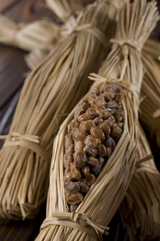 无人,竖图,俯视,室内,特写,白天,烹饪,植物,桌面,桌子,豆,大豆,蔬菜,阴影,朦胧,模糊,新鲜,反射,木制,影子,豆类,豆子,毛豆,日本料理,料理,食品,稻草,菜肴,美食,饮食,食物,木制品,日式料理,健康,日式,佳肴,有机食品,绿色食品,纳豆,豆制品,发酵,豆科,枝豆,酱豆,黄豆,彩图,高角度拍摄