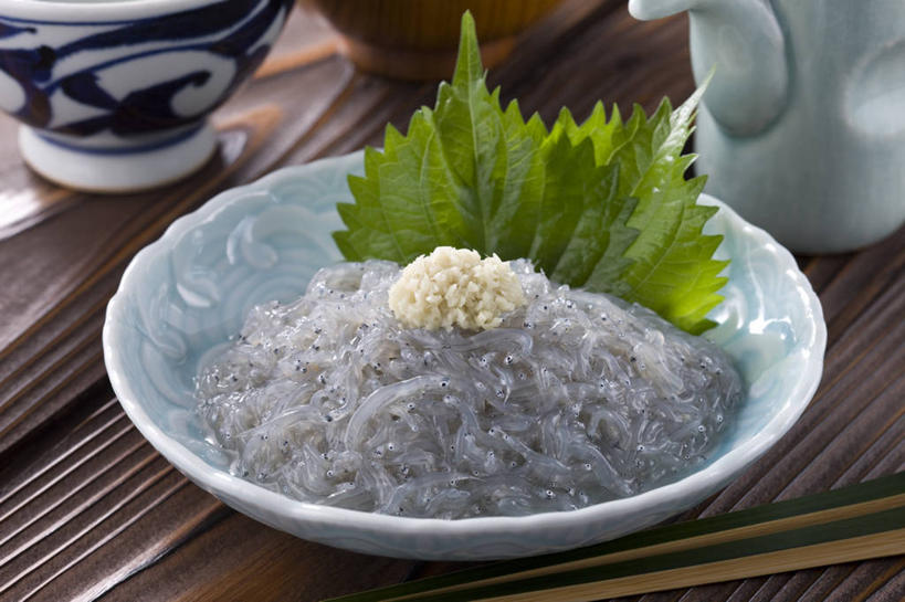 无人,横图,俯视,室内,特写,白天,烹饪,筷子,桌面,桌子,餐具,叶子,一堆,一双,阴影,堆叠,堆积,装饰,反射,木制,影子,陶瓷,肉,鱼肉,日本料理,料理,食品,绿叶,陶瓷制品,文化,传统,菜肴,美食,肉类,食物,一个,木制品,容器,碗,日式料理,日式,嫩叶,佳肴,单个,储藏,堆,礼节,华丽,修饰,点缀,配菜,储存,银鱼,礼仪,肉食,衬托,美观,雅致,雅观,面丈鱼,面条鱼,白饭鱼,蛤残鱼,叶,叶片,进餐用具,彩图,高角度拍摄,贮存