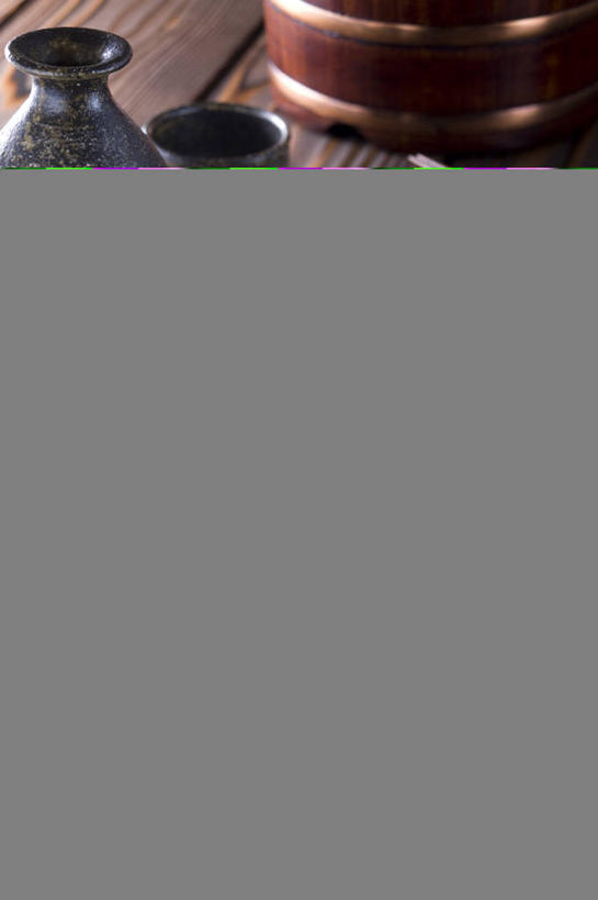 清酒,无人,竖图,俯视,室内,特写,白天,桌面,桌子,阴影,反射,木制,影子,陶瓷,陶瓷制品,酒类,酒,酒瓶,饮料,木制品,瓶子,彩图,高角度拍摄,清酒瓶