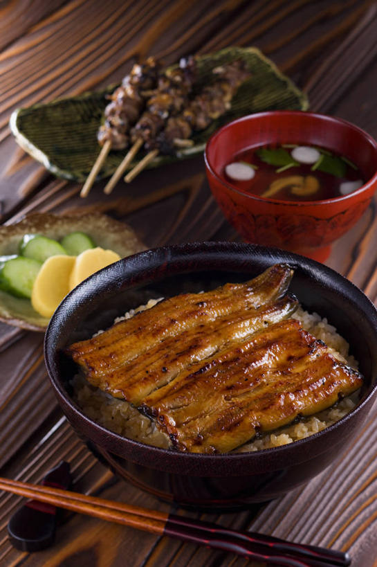 米饭,鳗鱼,无人,竖图,俯视,室内,特写,白天,烹饪,筷子,桌面,桌子,鳗鲡,柠檬,黄瓜,蔬菜,餐具,水果,五个,一双,许多,阴影,新鲜,反射,木制,碟子,盘,影子,陶瓷,烤鱼,肉,生食,鱼肉,日本料理,味增汤,料理,食品,果实,筷架,陶瓷制品,饭,筷枕,文化,蔬果,传统,菜肴,美食,肉类,食物,盘子,木制品,容器,碟,碗,日式料理,日式,佳肴,有机食品,绿色食品,储藏,礼节,筷子架,康吉鳗,五谷,储存,礼仪,肉食,河鳗,白鳗,青鳝,风馒,进餐用具,白鳝,益母果,柠果,青瓜,胡瓜,彩图,高角度拍摄,贮存