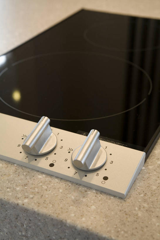 无人,竖图,俯视,室内,特写,白天,烹饪,零件,电路,厨房,桌面,桌子,静物,厨具,关闭,阴影,反射,影子,开关,一个,按钮,打开,单个,电磁炉,开启,烹饪用具,闭合,烹调用具,烹调,彩图,高角度拍摄,灶间,电磁灶,火锅炉,厨房料理台,料理台